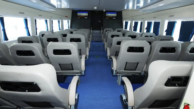 khoang-ghe-vip-tau-hoa-binh-di-nam-du